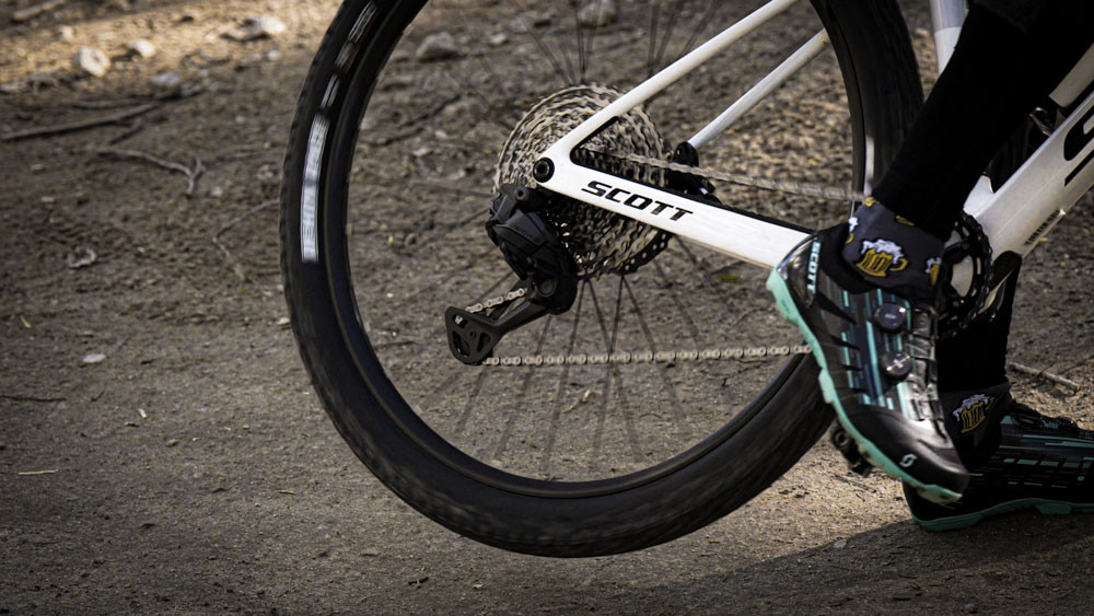 Detail montáže Shimano Deore Di2 prehadzovačky na bicykli